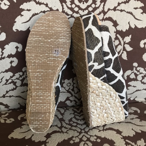 NWOT Adorable Cow print wedges - Picture 7 of 8